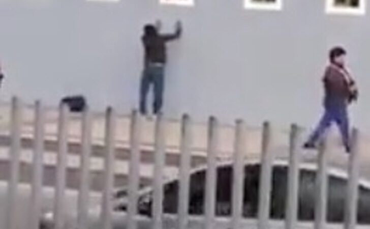 Graban a 3 jóvenes huyendo de un motel en Colombia. El trío amoroso hizo una “escalera humana”