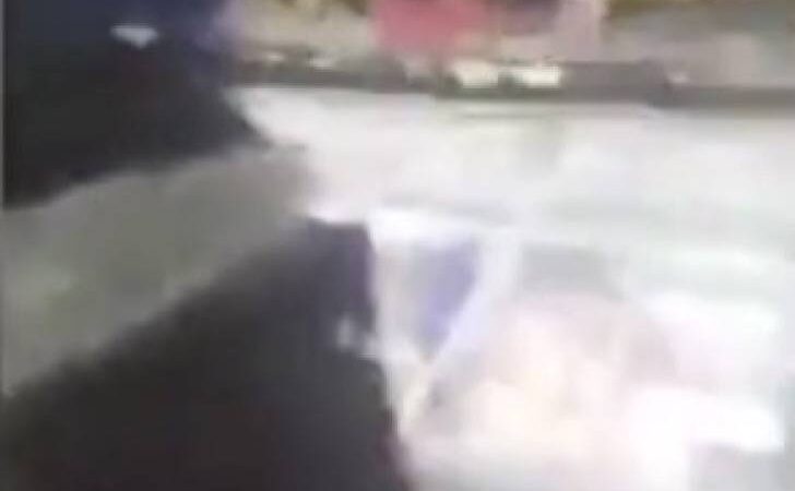 Hombre racista humilla a una mujer musulmana. Intenta “limpiarla” al interior de un supermercado