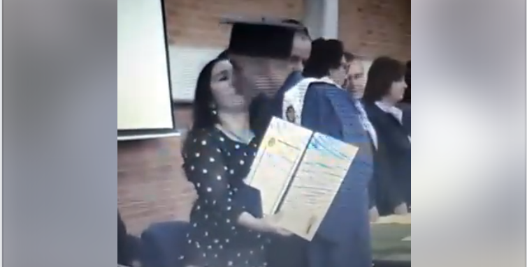 Profesora y recién egresado se besan en la boca en plena ceremonia