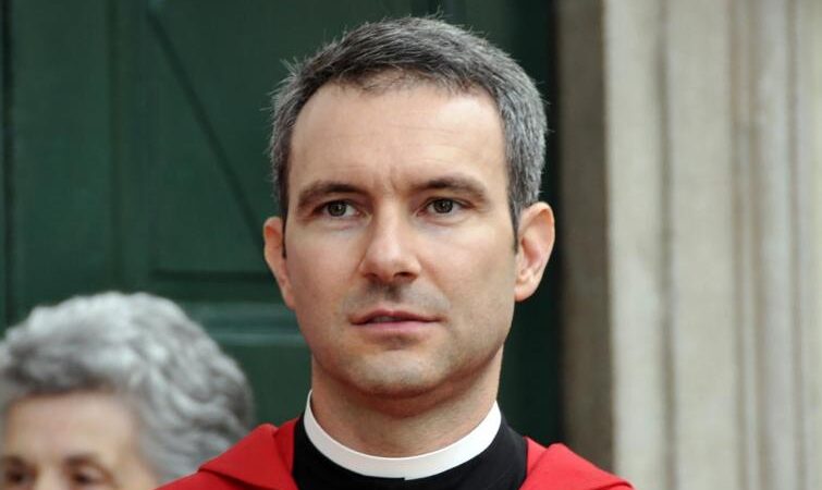 Descubren a sacerdote con documentos de pornografía infantil