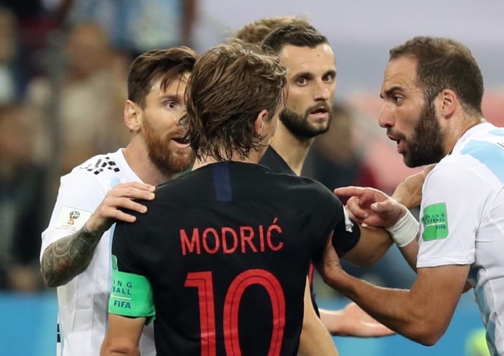 “No puede hacer todo solo”: La defensa de Rakitic y Modric a Lio Messi tras el 3-0