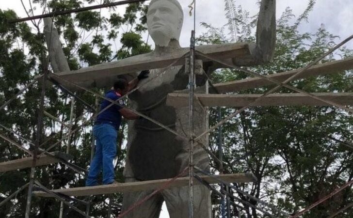 Un fanático colombiano le está construyendo una estatua gigante a Radamel Falcao