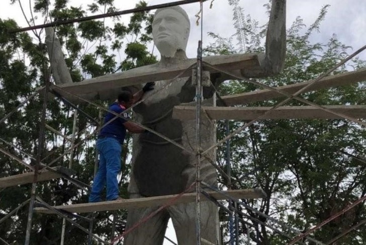 Un fanático colombiano le está construyendo una estatua gigante a Radamel Falcao