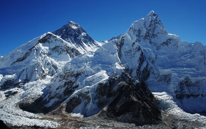 El Everest se está saturando de la basura y excrementos de los excursionistas