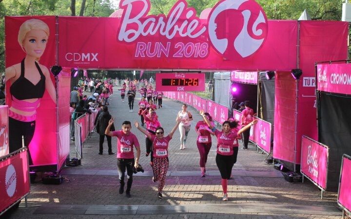 Barbie motiva a jovencitas a correr por sus sueños