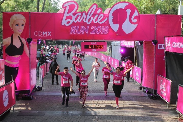 Barbie motiva a jovencitas a correr por sus sueños