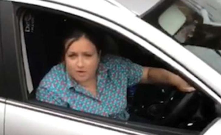 El despecho la superó y el automóvil de su ex fue la víctima: “Llama a la policía, no me interesa”