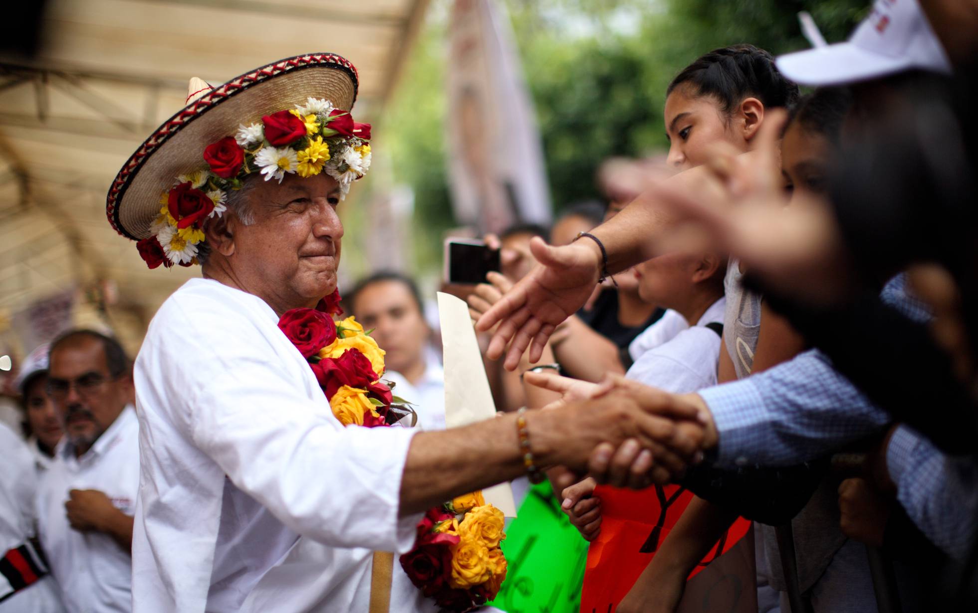 Empresarios mexicanos fuman pipa de la paz con candidato López Obrador