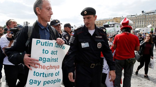 Policía rusa libera al activista gay Peter Tatchell