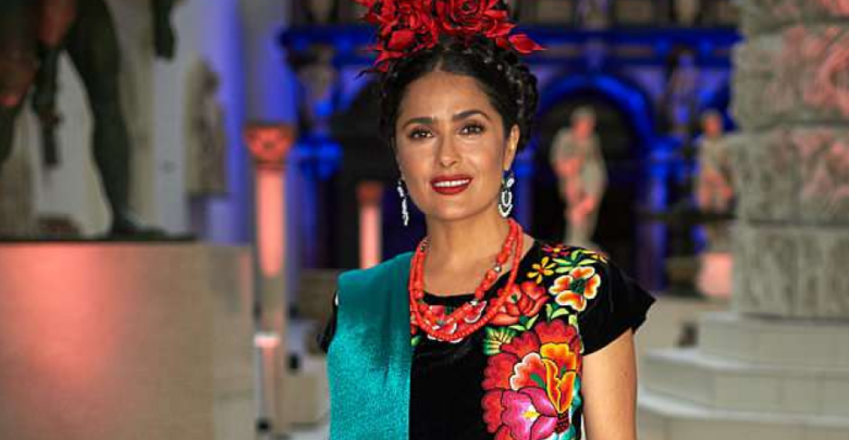 Salma Hayek luce traje de Tehuana en muestra de Frida Kahlo