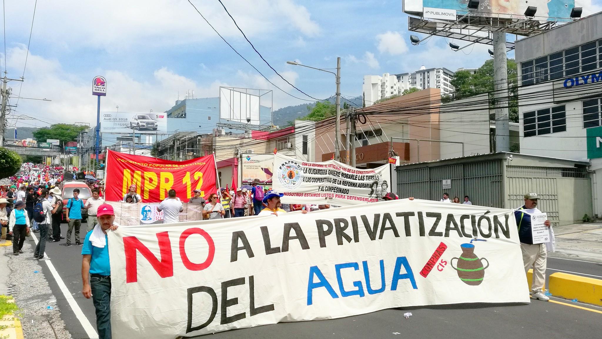 Recolección de firmas para detener privatización del agua en El Salvador