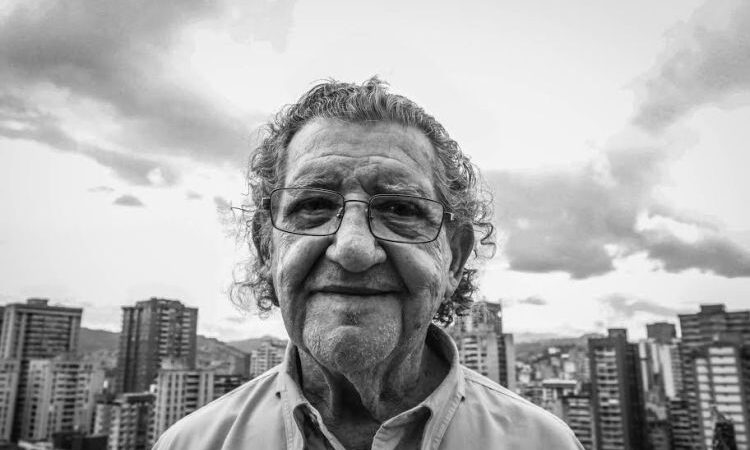 Román Chalbaud escribe memorias de su niñez en el libro “Querubín de hojalata”