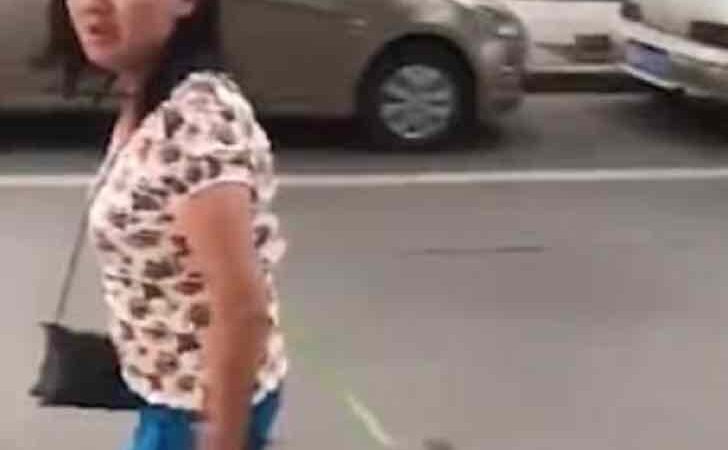Tira a su perro con fuerza y lo levanta en el aire. Lo obligó a dar un paseo de la forma más cruel