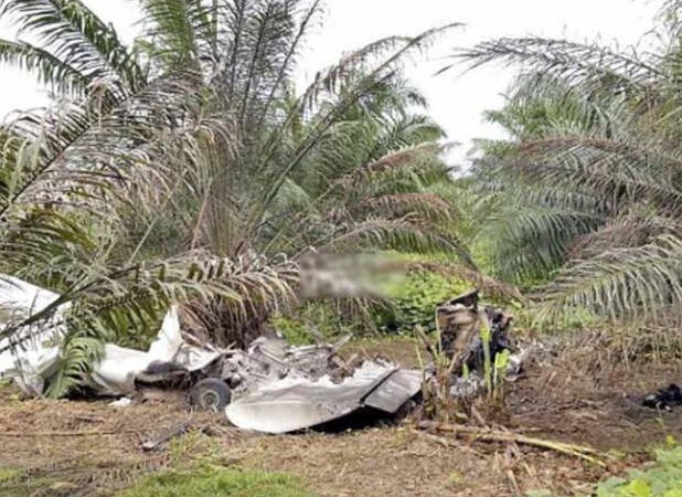 Mueren tres personas en accidente de avioneta