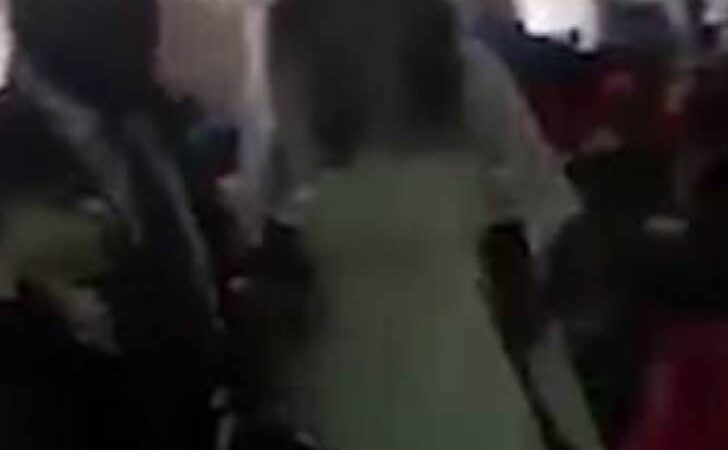 Vestida de novia, irrumpe en la boda de su ex pareja. Quiso alcanzar en el altar a la futura esposa