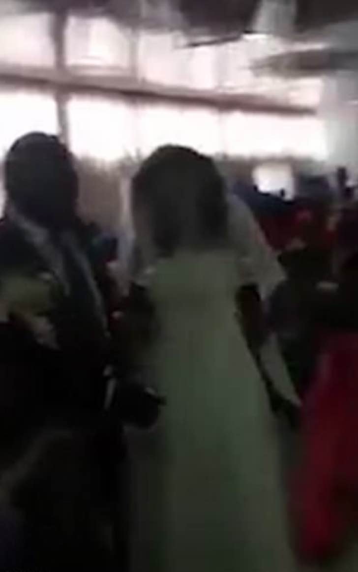 Vestida de novia, irrumpe en la boda de su ex pareja. Quiso alcanzar en el altar a la futura esposa