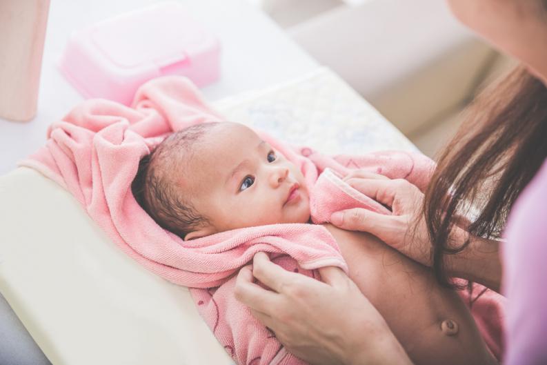 Tu bebita podría “menstruar” y no tienes que asustarte, esta es la explicación