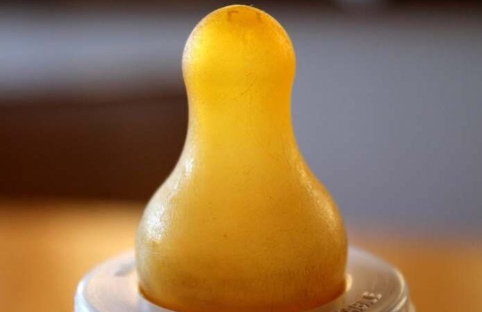 Bebé de cuatro meses se ahoga mientras tomaba biberón y muere