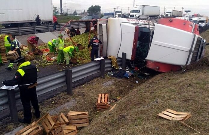 Vuelca torton y a su paso embiste autos en Ecatepec