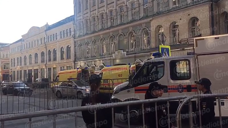 ULTIMO | Taxi atropella a fans mexicanos en el centro de Moscú