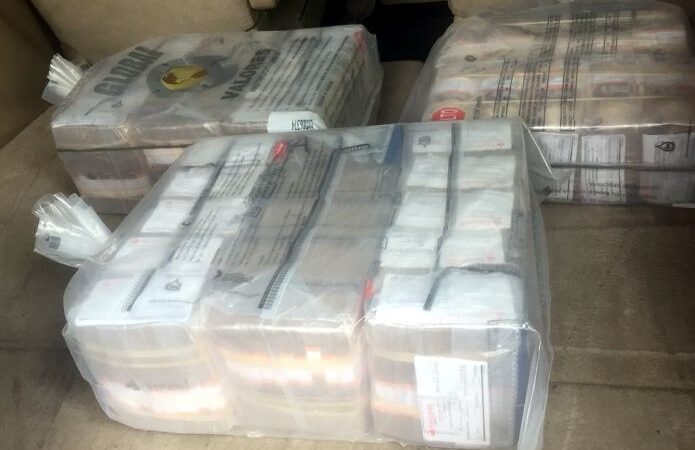 Capturan a dos sujetos con 20 millones de pesos
