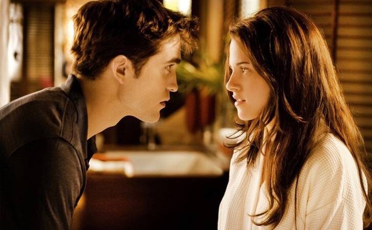 Kristen Stewart y Robert Pattinson son vistos juntos en Los Angeles en una fiesta. Como hace 5 años