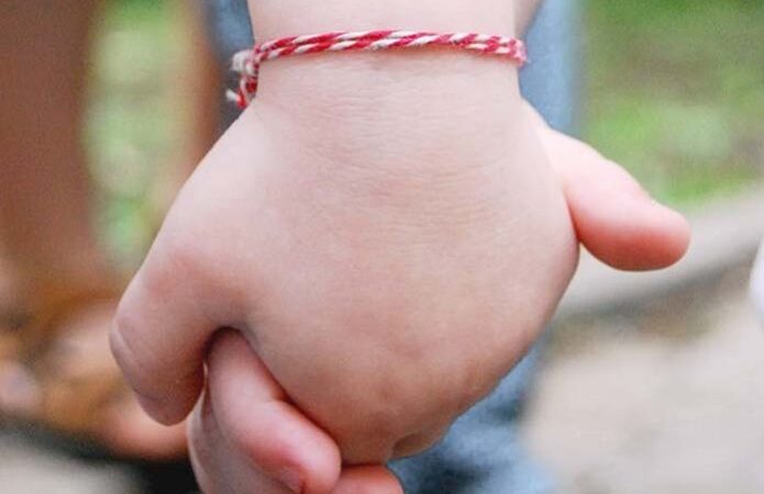 Con una caricia niño se despide de su hermanita a punto de morir