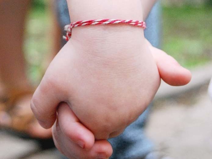 Con una caricia niño se despide de su hermanita a punto de morir