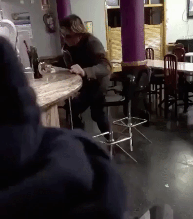 Terminó borracho de tanto beber. Al notar su reflejo creyó que un hombre lo desafiaba, y lo encaró