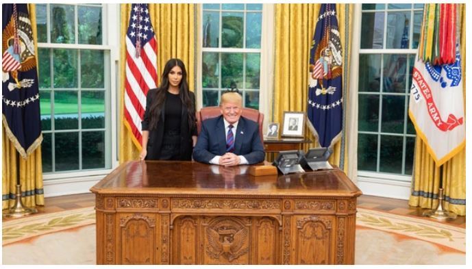 Por pedido de Kim Kardashian, Trump indultó a una condenada a cadena perpetua