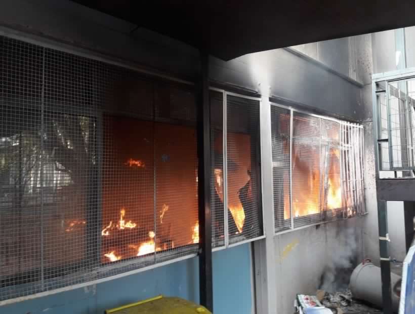 Alcalde de Santiago evalúa “cerrar el semestre” tras incendio en el Liceo Amunátegui