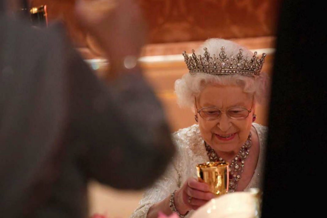 Reina Isabel II celebra su cumpleaños con suntuoso desfile militar