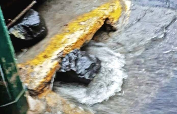 Niño es arrastrado por la fuerza de un río