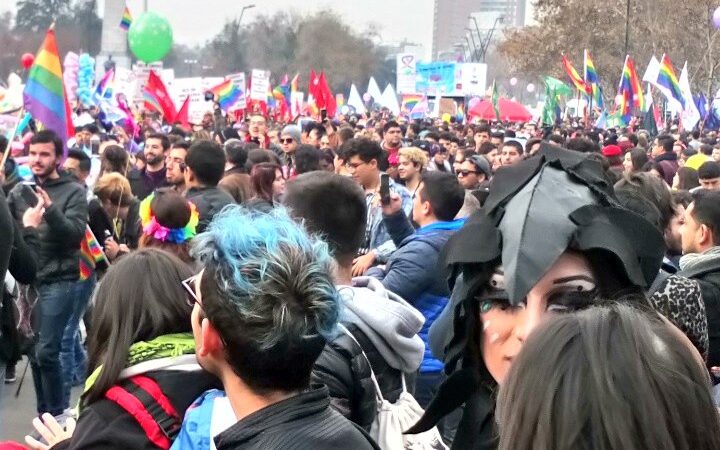 Marcha por el Orgullo Gay reúne a miles de personas en Santiago