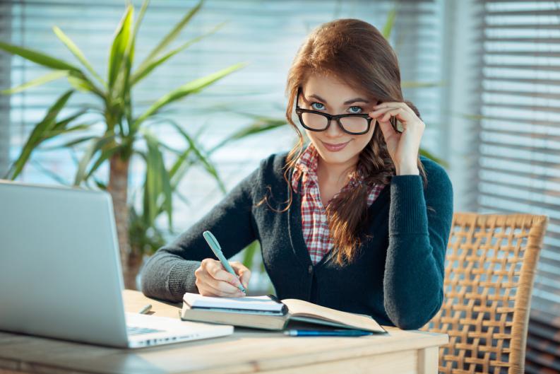 Esto es lo que las personas más inteligentes hacen con las piernas, según la ciencia