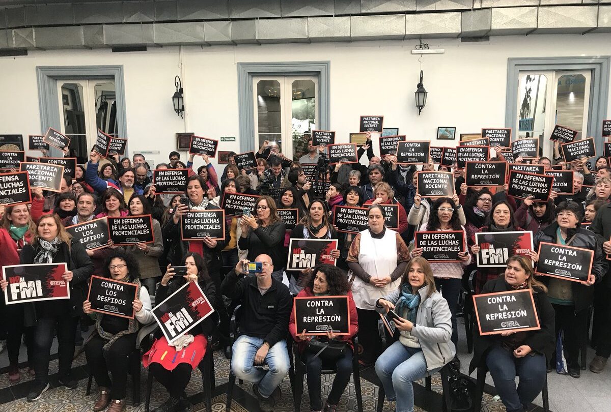 Educadores argentinos convocan un paro en respuesta a la represión |