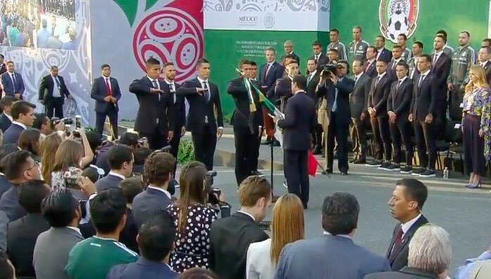 Peña Nieto pide al Tri poner el nombre de México en alto