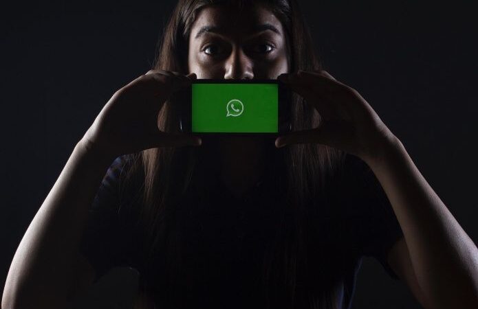 Él espía tus mensajes, ya puedes dejarlo en evidencia, Whatsapp te permite tomarle una foto