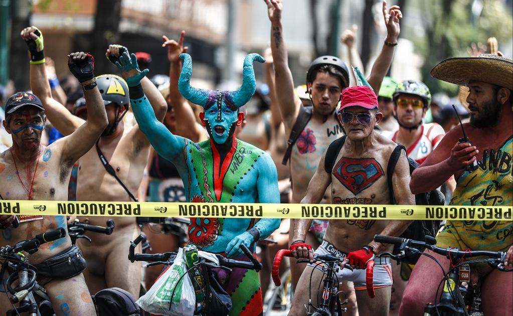 Con caravana nudista pedalistas instan al uso de la bicicleta