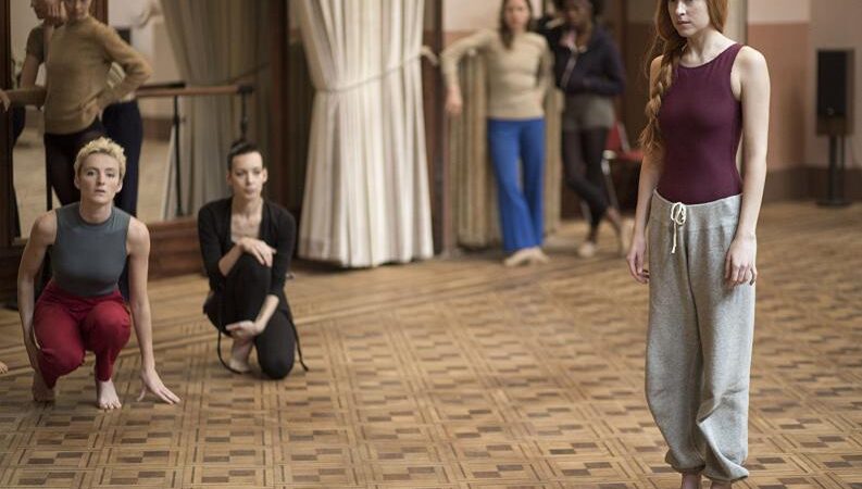 Suspiria se perfila como una de las películas de terror del año y su inquietante tráiler lo prueba