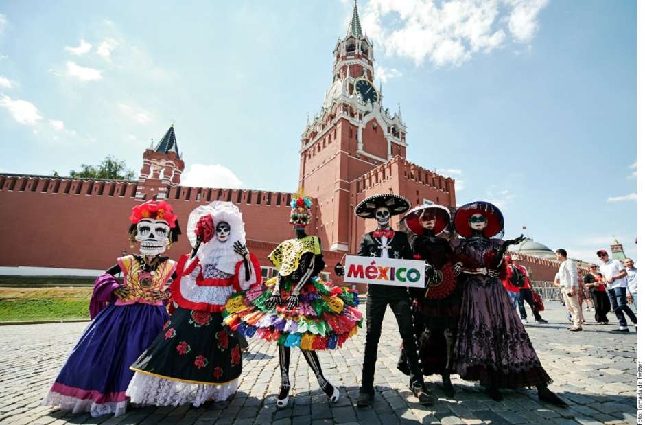 La “muerte” acecha en Rusia, catrinas mexicanas invanden calles de Moscú