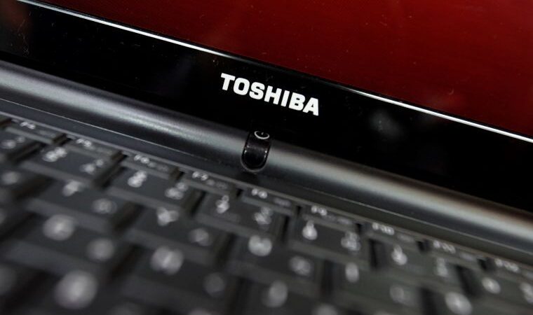 Sharp comprará el negocio de computadoras personales de Toshiba