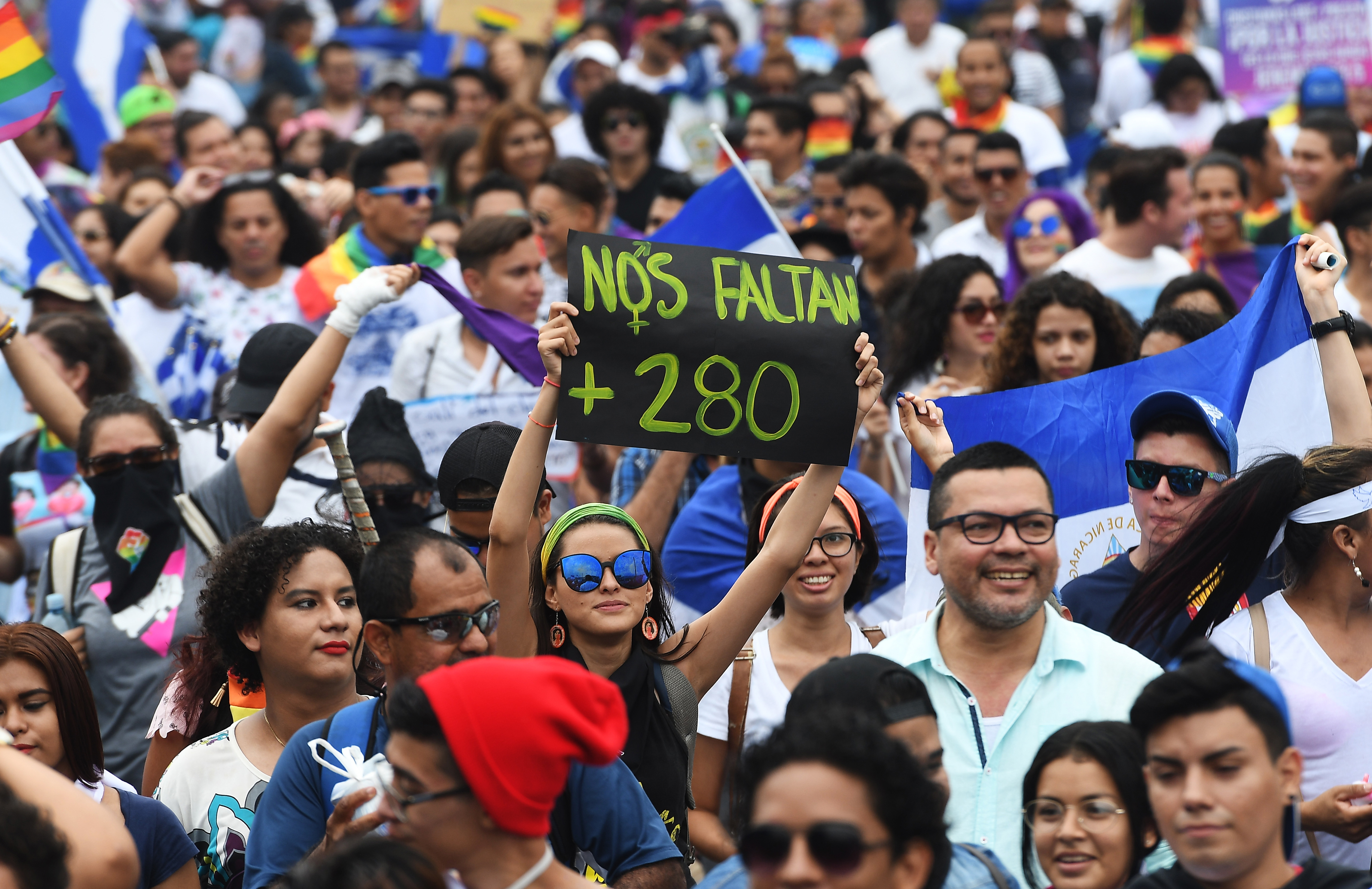 “Nos faltan más de 280”, dice el cartel de la mujer en referencia a los muertos por la brutal represión del régimen. El número ya ascendió a 350 (AFP/ Marvin RECINOS)