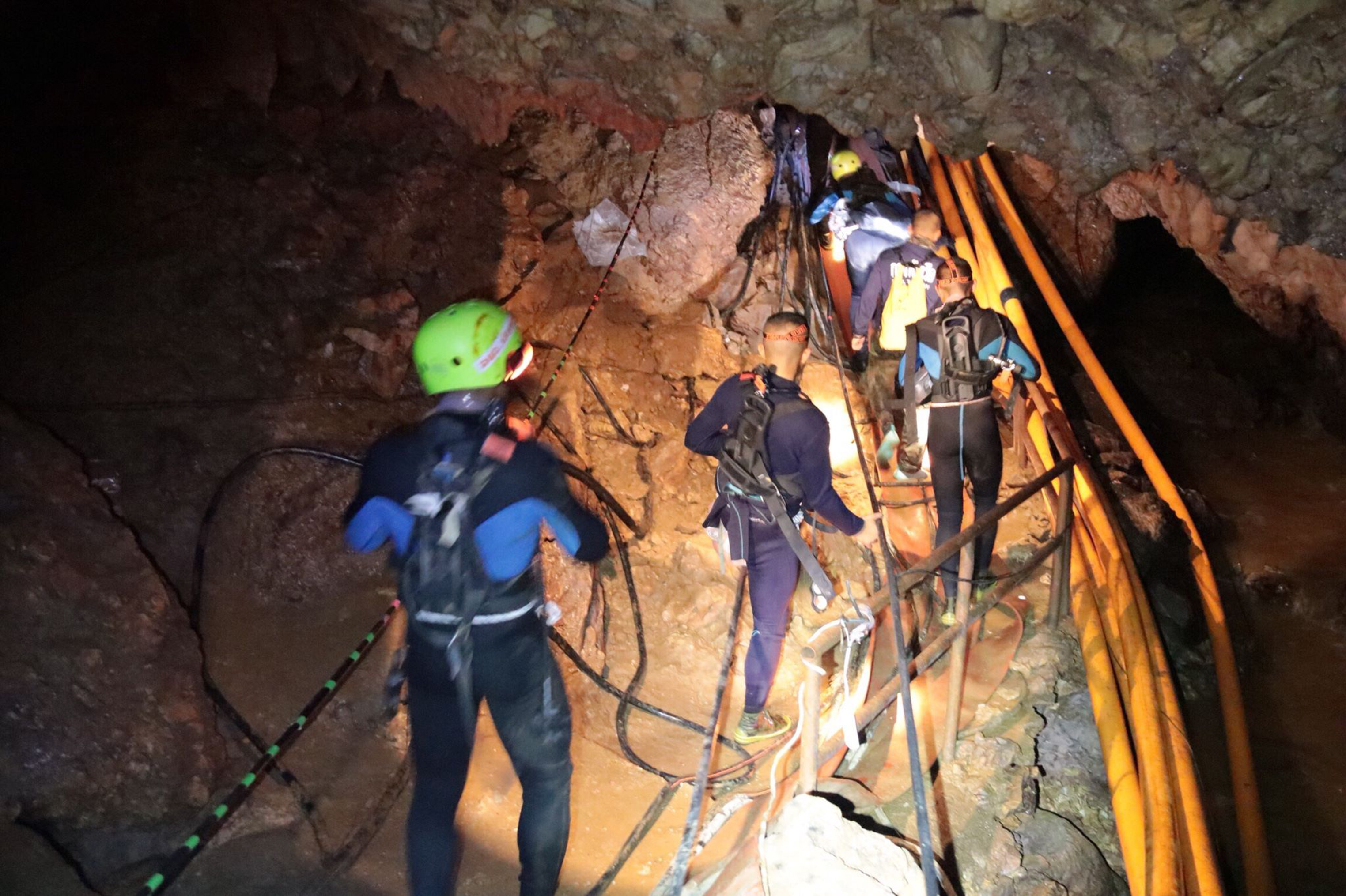 Buzos en la cueva durante las operaciones de rescate (AFP / ROYAL THAI NAVY)