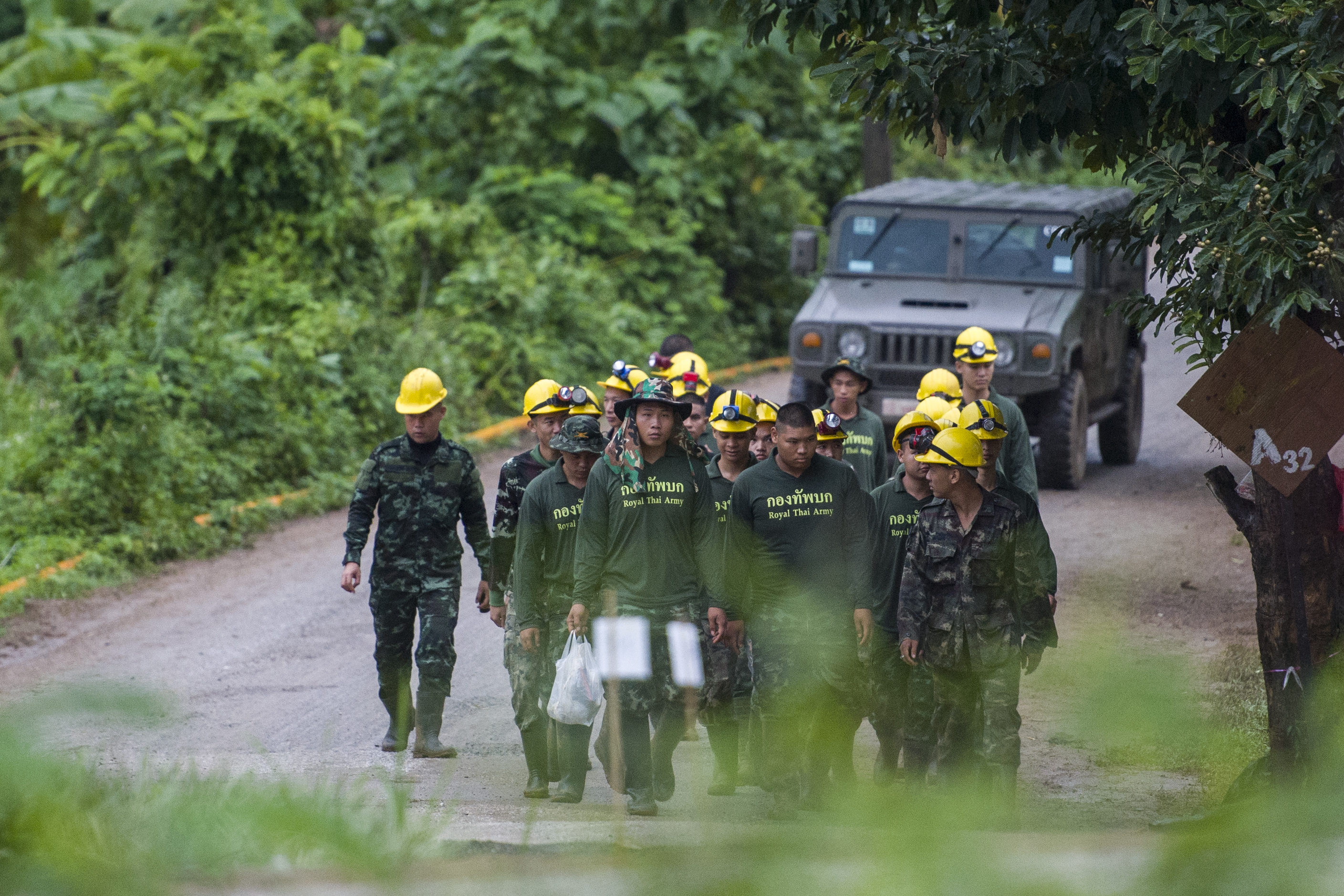 Socorristas en el área de la cueva Tham Luang (AFP / YE AUNG THU)