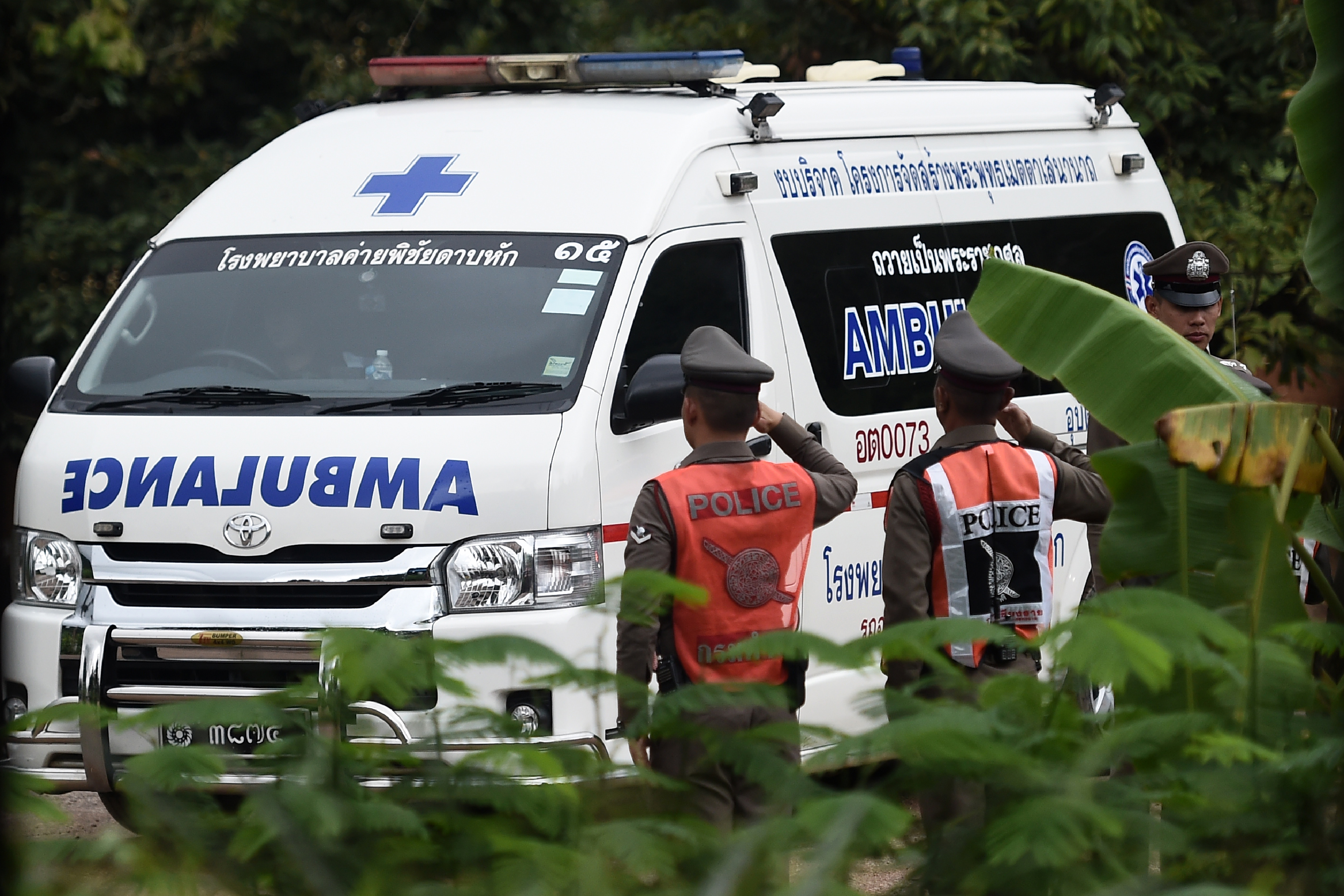 Un ambulancia sale del área de la cueva Tham Luang mientras se reanudan las operaciones de rescate (AFP / YE AUNG THU)