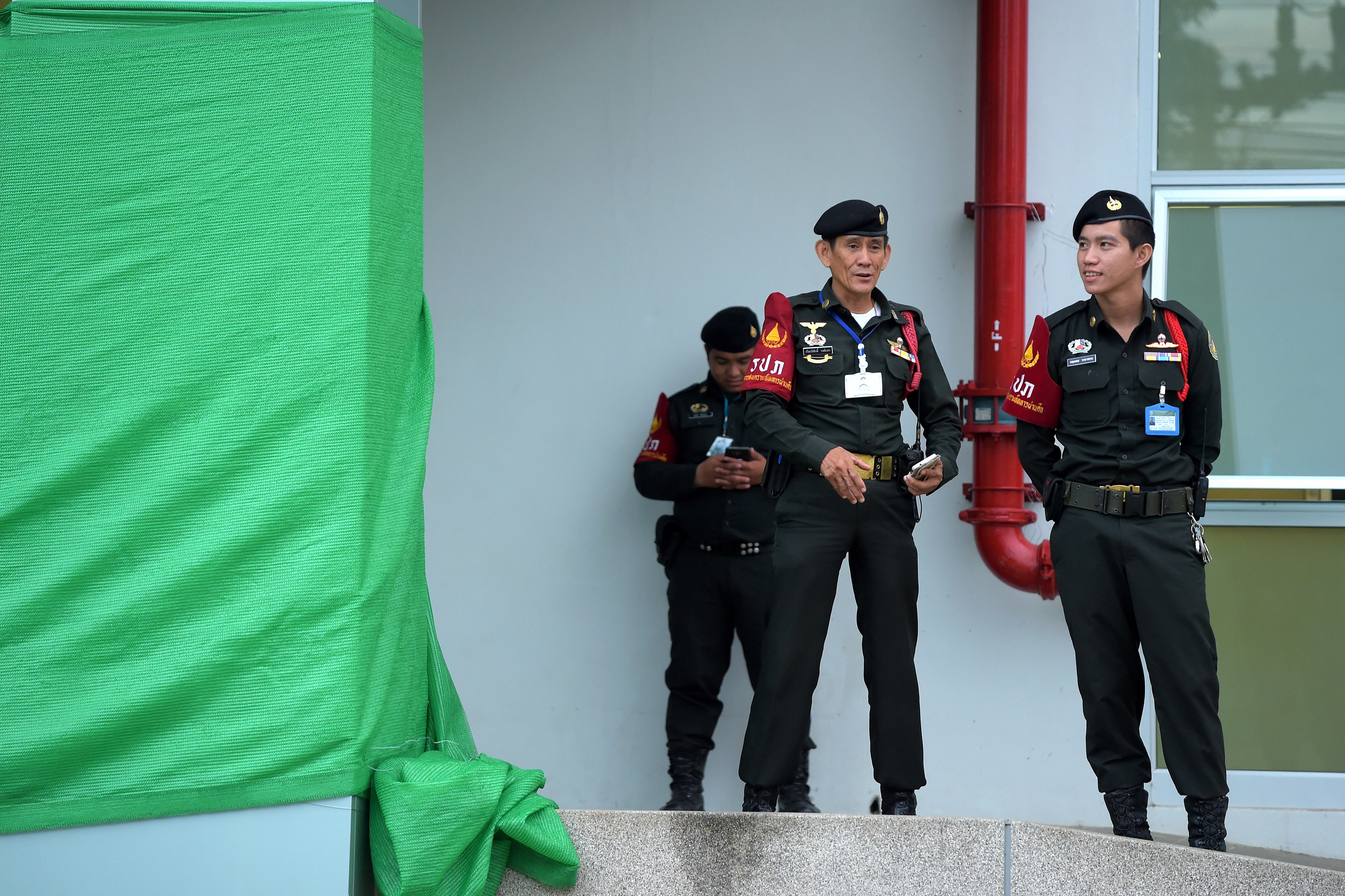 Policía frente al hospital en el que se encuentran los primeros cuatro niños rescatados (AFP / TANG CHHIN Sothy)