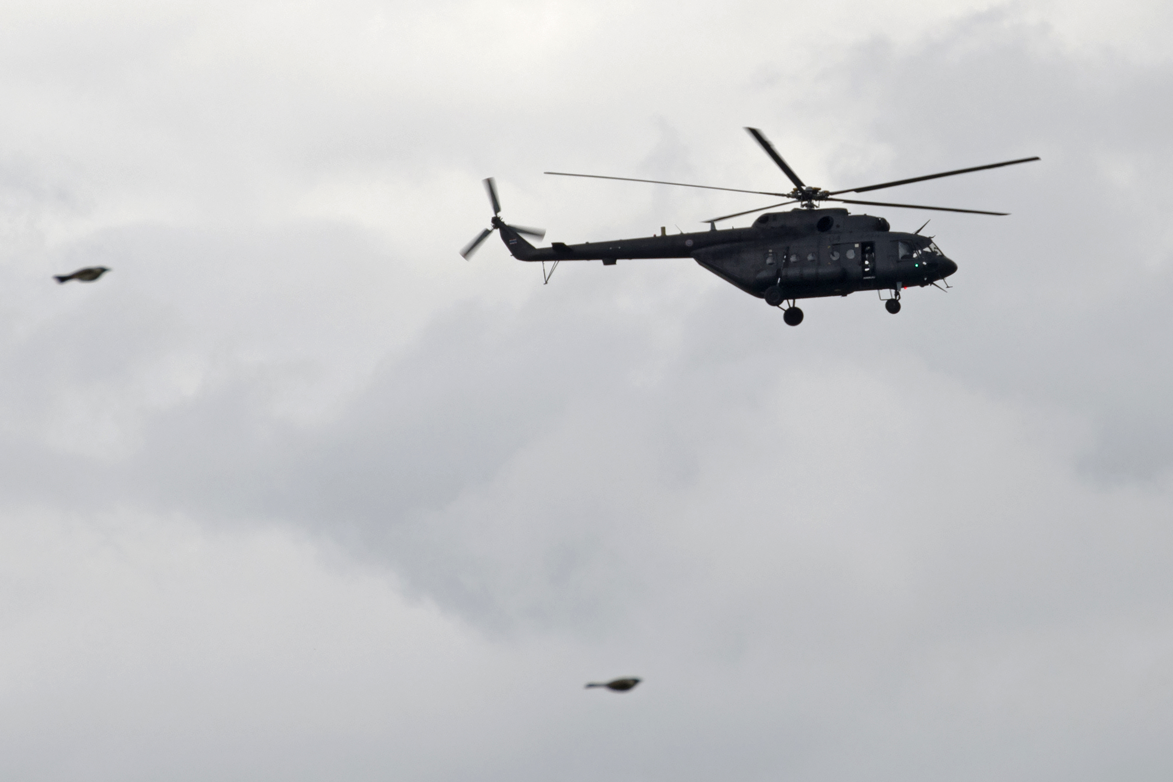 Un helicóptero del ejercito tailandés sobrevuela la cueva mientras se reanudaron las operaciones de rescate de los 8 niños y su entrenador aún atrapados (AFP / YE AUNG THU)