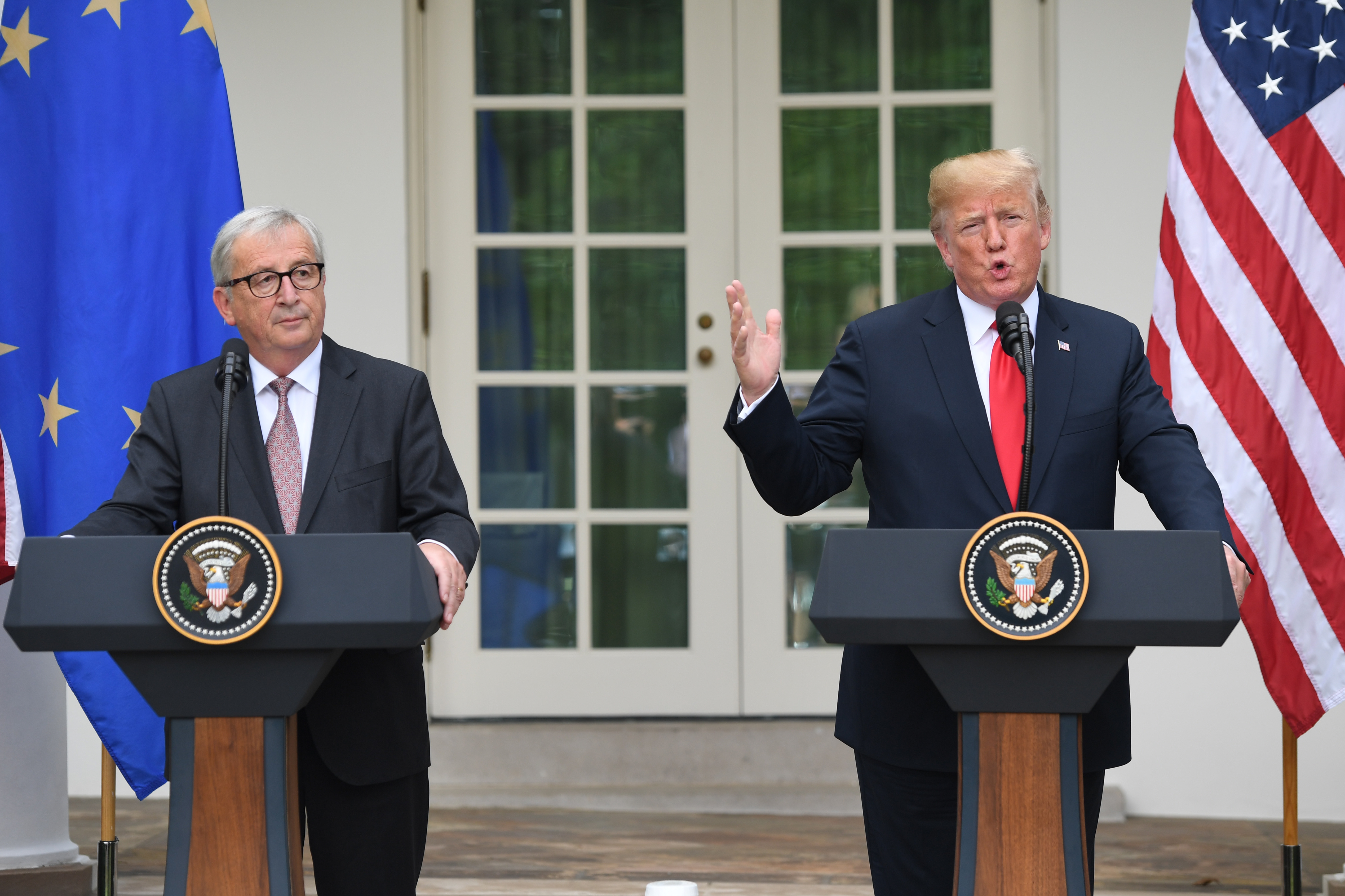 El mandatario norteamericano Donald Trump y el presidente de la Comisión Europea, Jean-Claude Juncker (AFP)