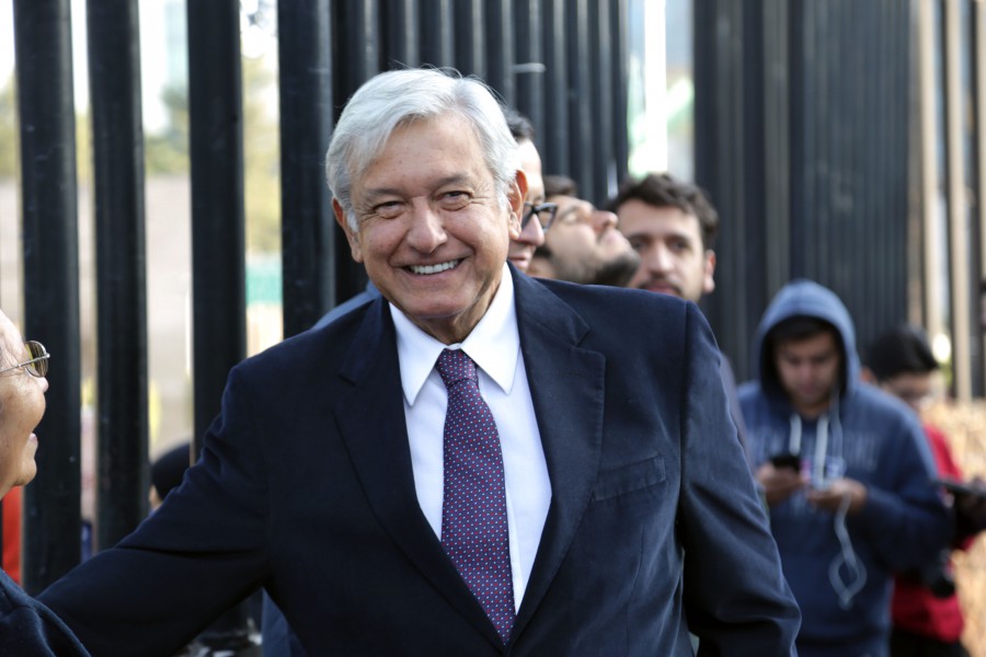 AMLO arriba a casilla para emitir su voto